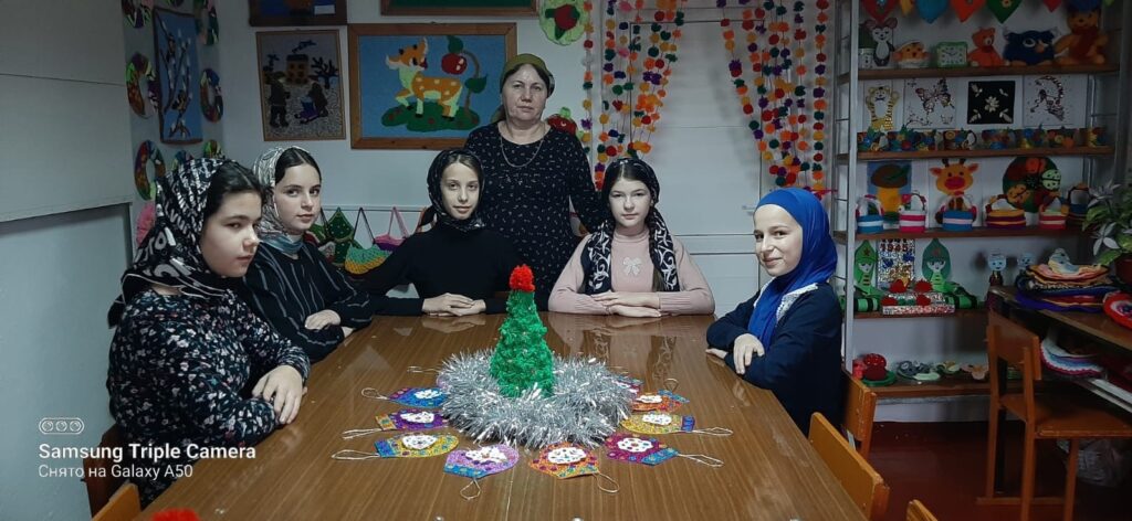 Учащиеся ИЗО и ДПИ готовятся к новогодней выставке художественных и прикладных работ 2